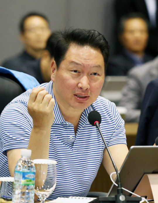 최태원 SK그룹 회장이 지난 16일부터 사흘간 제주 서귀포시 디아넥스 호텔에서 열린 '2019 CEO(최고경영자) 세미나'에서  토론에 참여하고 있다. <SK그룹 제공>